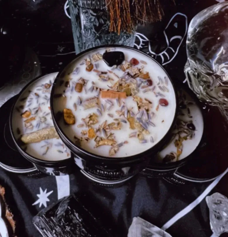 Hekate Candle - 8oz 100% Soy - Wood Wick - Crystals & Essential Oilsk