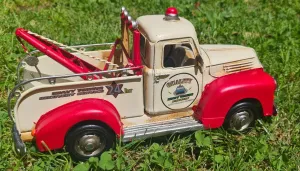 RED/ CREAM TOW TRUCK