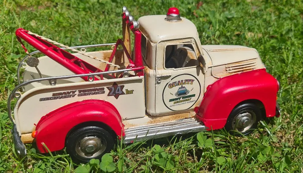 RED/ CREAM TOW TRUCK