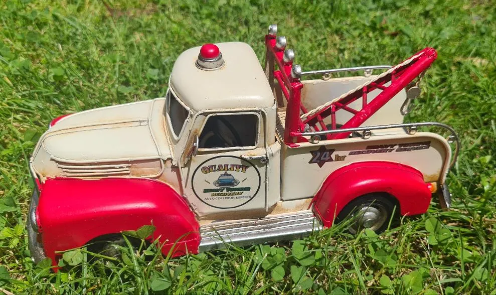 RED/ CREAM TOW TRUCK