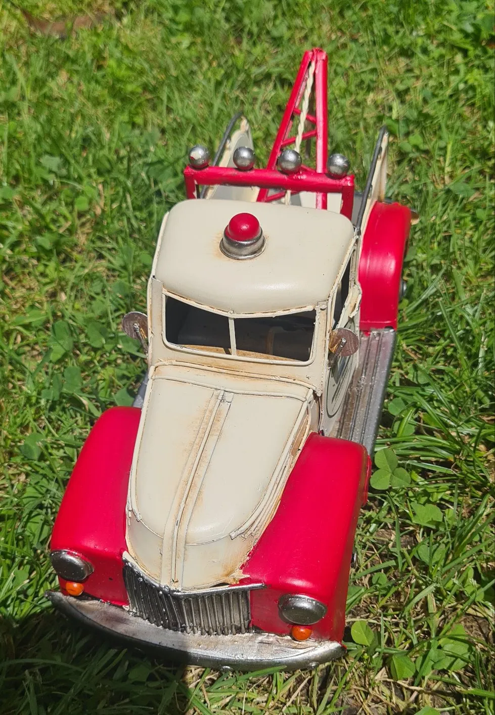 RED/ CREAM TOW TRUCK