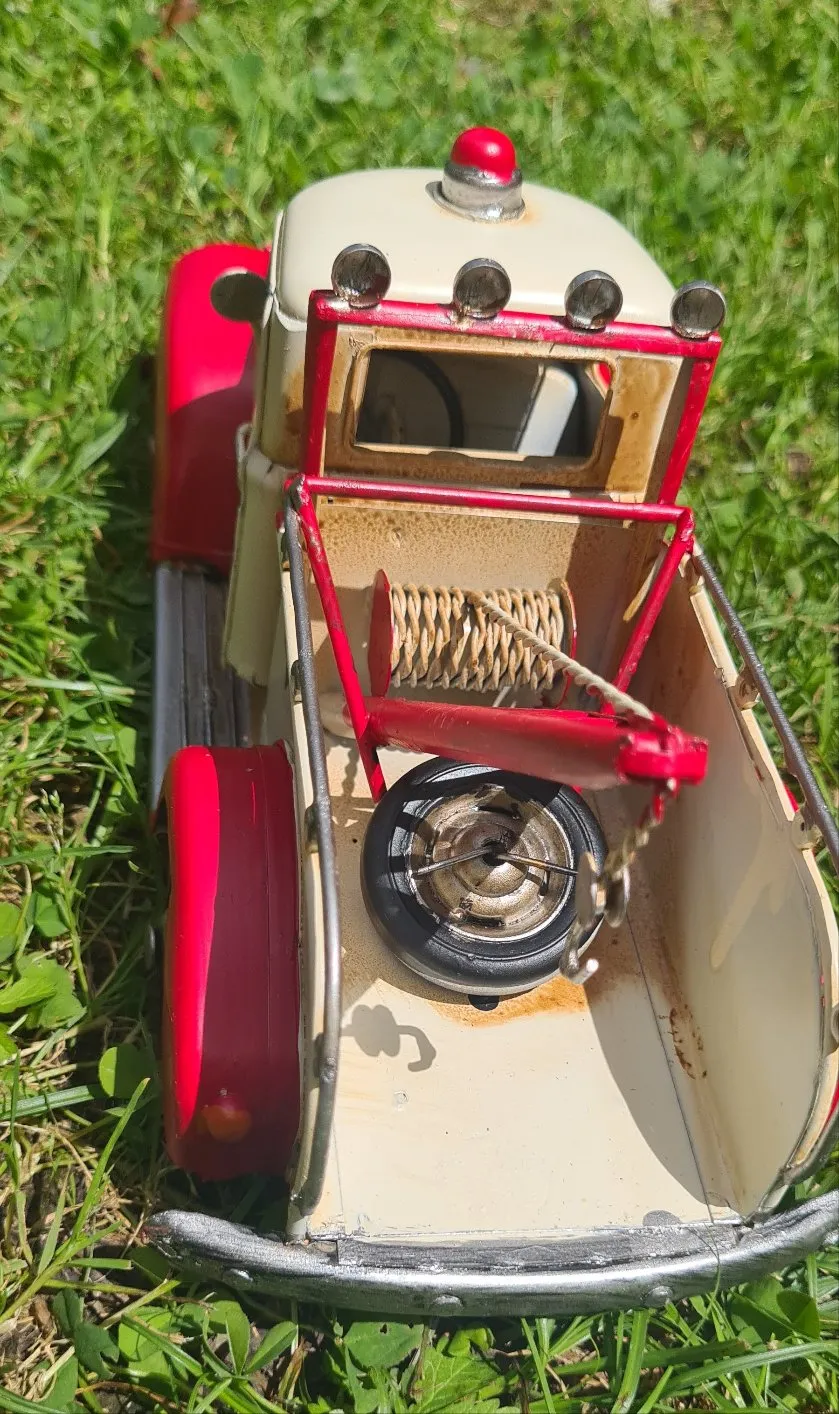 RED/ CREAM TOW TRUCK